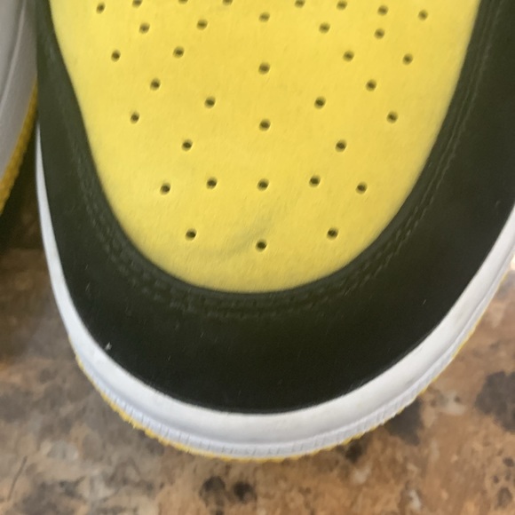 Air Jordan 1 Mid SE ‘Yellow Toe’ w/ original box - Picture 7 of 9